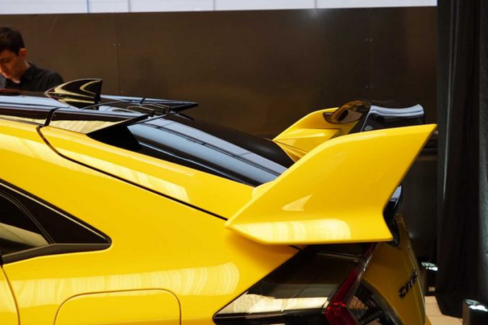 Ở điểm nhấn ngoại hình, Honda Civic Type R Limited Edition lột xác với body kit đậm chất xe đua, bao gồm cản va trước mới, hốc gió mở rộng tối đa có tích hợp thêm đèn sương mù, nẹp sườn mới bên hông xe Honda Civic Type R Limited Edition, cuối cùng là khuếch tán sau, cánh gio đuôi cỡ lớn và điểm nhấn quan trọng chính là 3 họng xả rất ấn tượng và chỉ có trên Honda Civic Type R.