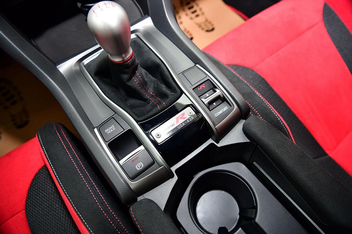 Civic Type R Limited Edition được hãng Honda giảm trọng lượng đến 20,9 so với Honda Civic Type R bao gồm thay đổi nhiều chi tiết của xe như trang bị bộ mâm BBS 20 inch có trọng lượng nhẹ hơn 8 kg và đi với lốp Michelin Cup 2 cùng với cùm phanh Brembo 4 piston. Đây cũng chính là điểm nhấn của xe Honda Civic Type R bản giới hạn.