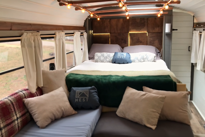 Một chiếc ghế dài trong khu vực phòng sinh hoạt có thể biến thành một chiếc giường cỡ lớn, đề phòng khi anh ấy có khách đến.