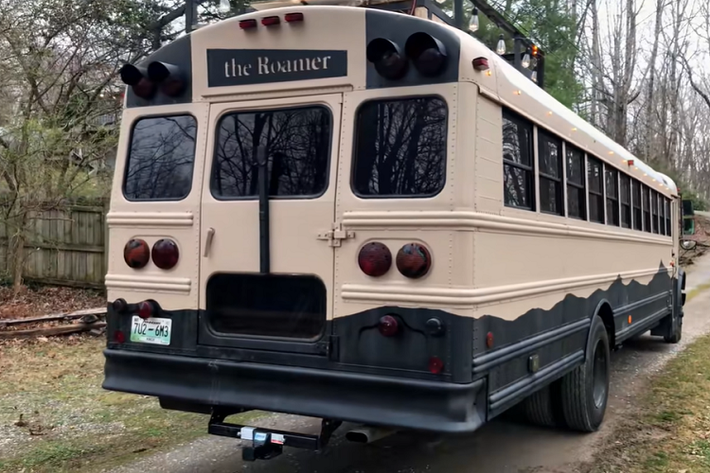 Khi bước vào bên trong Roamer, bạn sẽ thấy nhà bếp ở bên trái, được trang bị tất cả những thứ cần thiết, từ bồn rửa đôi với nước nóng đến các ngăn tủ có từ tính để giữ vững đồ đạc trong khi xe đang chạy trên đường, lò nướng đối lưu, và tủ lạnh.