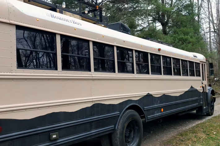 Ngoài ra, nội thất của chiếc motorhome này còn có một tủ quần áo cung cấp nhiều không gian, và phòng ngủ ở phía sau có giường cỡ queen, một cửa sổ trời đẹp mắt, và nhiều không gian chứa hành lý khác.