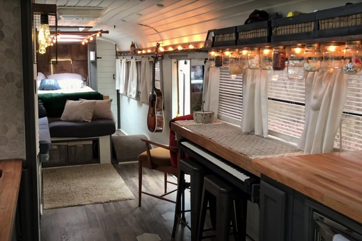 Đó là một phần lý do tại sao việc cải tạo chiếc xe buýt này lại là một dự án đầy thách thức, trong đó anh chàng sinh viên mới tốt nghiệp đã phải học cách tận dụng tốt nhất những vật liệu mà mình có sẵn, cách tái sử dụng một số vật dụng, và nhiều việc khác.