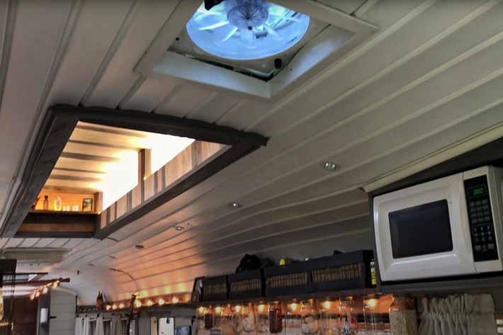 Ngôi nhà di động xe buýt tí hon của anh ấy, được đặt tên là Roamer, mang lại một cảm giác rất nghệ thuật, một điều không thật bất ngờ vì Brackney cũng biết chơi guitar và piano. Trên thực tế, cây đàn guitar của anh ấy có một giá đỡ chuyên dụng bên trong xe buýt, và còn có chiếc bàn tích hợp bàn phím piano trượt ra.