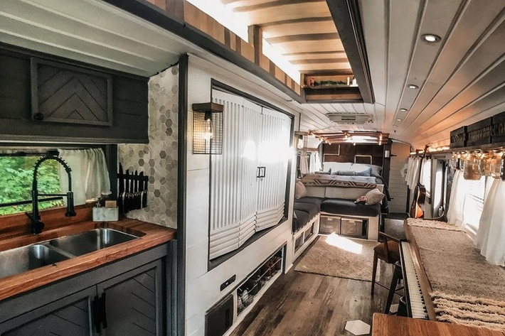 Chiếc xe buýt trường học được chuyển đổi thành motorhome này cũng mang đến cảm giác như một căn phòng ký túc xá đại học, với một giá sách được đặt bên cạnh chỗ ngồi của tài xế.