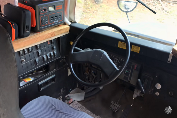 Phòng tắm ở phía sau xe buýt đi kèm một nhà vệ sinh cỡ lớn, và để phục vụ nhu cầu tắm vòi sen của mình, Brackney sử dụng một chiếc vòi có gắn đầu xịt, gắn chúng vào bên ngoài xe buýt. Caleb cũng đã lắp đặt một chiếc TV có chân đế xoay bên trong Roamer.