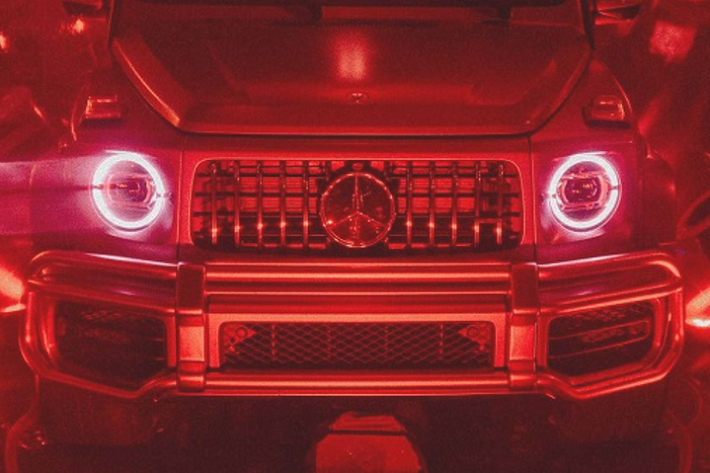 Tuy nhiên, chiếc G-Class trong The Matrix Resurrections chỉ là phiên bản G550, được cầm lái bởi những kẻ nổi loạn giúp mở đường cho Neo và Trinity trốn thoát khỏi Ma trận.