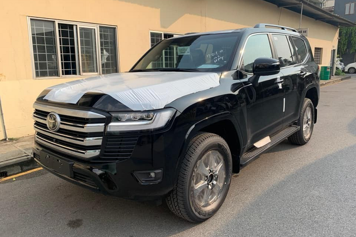 Như vậy, ai rồi cũng sẽ chơi SUV là câu nói khá đúng về cách chơi xe của Minh Nhựa, Đặng Lê Nguyên Vũ hay cậu cả nhà họ Phan cũng đang từng bước thanh lý bớt dàn siêu xe để garage có chỗ trống nhằm chứa Mercedes-AMG G63 mua vào năm ngoái, Bentley Bentayga V8 mới tậu được gần 1 tháng hay mới nhất là Toyota Land Cruiser 2022.