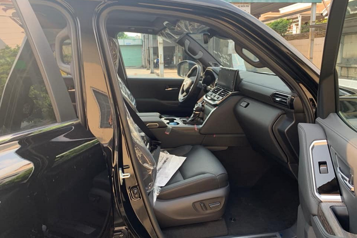 Hiện chưa rõ anh em nhà Phan Thành tậu Toyota Land Cruiser 2022 theo diện chính hãng hay chơi lớn mua hẳn bản Trung Đông từ các công ty nhập khẩu tư nhân. Mức giá bán của xe Toyota Land Cruiser 2022 cũng có sự chênh lệch lớn giữa chính hãng và nhập tư