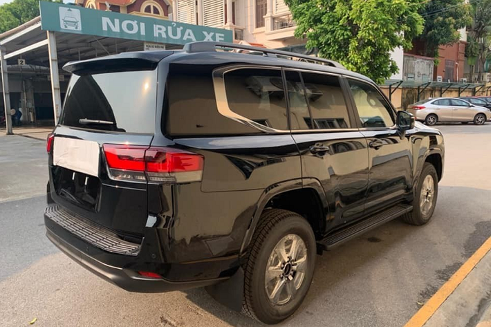 Toyota Land Cruiser 2022 được trang bị khối động cơ mới với máy xăng V6, dung tích 3.5 lít, tăng áp kép, sản sinh công suất tối đa 409 mã lực và mô-men xoắn cực đại 650 Nm. Động cơ này giúp Land Cruiser thế hệ mới vừa khỏe cũng như có lợi thế về thuế ở Việt Nam nhiều hơn so với bản V8, dung tích 5.7 lít trước đó. Xe được trang bị hộp số tự động 10 cấp