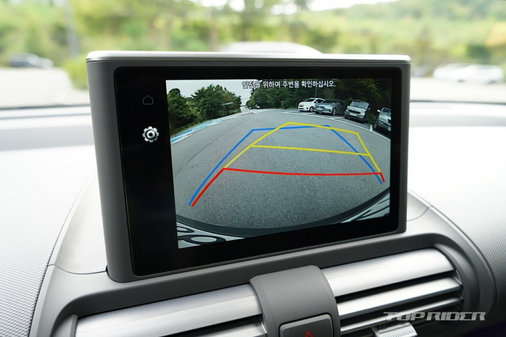 Như thông tin đã đưa, Hyundai Casper 2022 là mẫu SUV hạng A được phát triển dựa trên cơ sở gầm bệ K1 dùng chung với Hyundai Grand i10. Xe sở hữu kích thước khá nhỏ, bao gồm chiều dài 3.595 mm, chiều rộng 1.595 mm, chiều cao 1.575 mm và chiều dài cơ sở 2.400 mm.