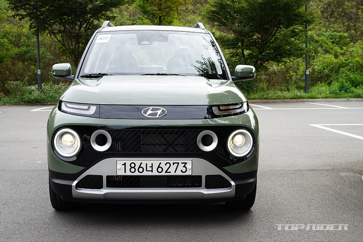 Sau khi đọc những bình luận này, đại diện của hãng Hyundai đã lên tiếng giải thích. Theo đại diện của hãng xe Hàn Quốc, sở dĩ Hyundai Casper 2022 giá đắt vì được trang bị tốt ngay từ bản tiêu chuẩn.