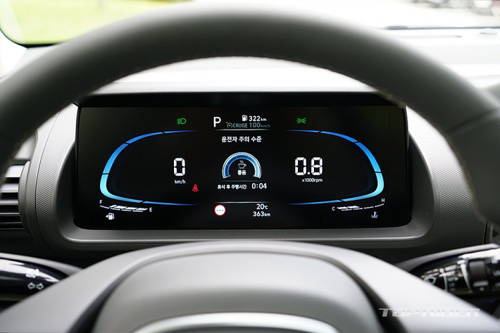 Với kích thước nhỏ, Hyundai Casper 2022 chỉ được trang bị nội thất 4 chỗ ngồi. Bù lại, ghế sau của xe có thể dịch lên phía trước hoặc phía sau trong khoảng cách 160 mm và ngả 39 độ. Khoang hành lý của xe có thể tích 301 lít nếu hàng ghế sau dịch lên phía trước. Khi 2 ghế bên phải gập xuống, người dùng có thể chở đồ dài 2.059 mm.