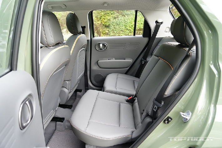 Dù bị chê là đắt nhưng Hyundai Casper 2022 vẫn có lượng khách hàng đặt mua kỷ lục trong ngày đầu tiên mở cọc tại Hàn Quốc. Theo đó, trong ngày đầu tiên mở cọc, hãng Hyundai đã nhận về tổng cộng 18.940 đơn đặt hàng dành cho mẫu xe này. Trong số những người đặt mua Hyundai Casper 2022, có cả Tổng thống Hàn Quốc Moon Jae-in.