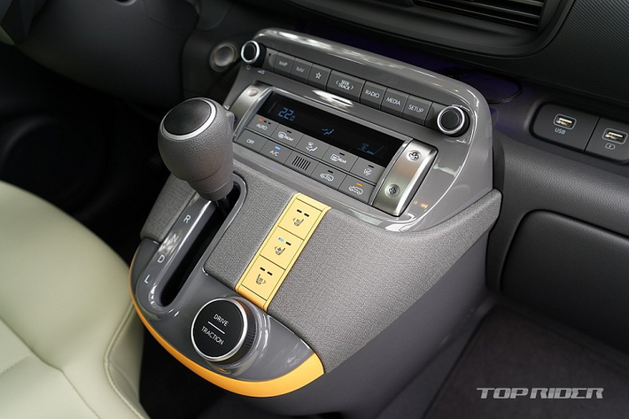 Đặc biệt, cả 4 ghế bên trong mẫu xe này đều có thể gập phẳng xuống. Hyundai Casper 2022 là mẫu xe đầu tiên trên thế giới có thể gập ghế lái. Ngoài ra, mẫu SUV hạng A này còn có một số trang bị tiện nghi khác như hệ thống thông tin giải trí đi kèm tính năng thanh toán không tiền mặt Hyundai CarPay mới, tính năng ra lệnh bằng giọng nói cho phép người lái chỉnh điều hòa mà không cần dùng tay và bảng đồng hồ kỹ thuật số.