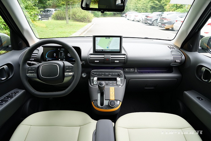 Ví dụ, Chevrolet Spark - mẫu xe được xem là đối thủ trực tiếp của Hyundai Casper 2022 ở thị trường Hàn Quốc - chỉ có hệ thống cảnh báo chệch làn đường ở bản thấp. Trong khi đó, hệ thống cảnh báo chệch làn đường và hỗ trợ tránh va chạm phía trước dành cho bản cao cấp nhất, có giá 14,48 triệu Won (289 triệu đồng). Tương tự như vậy, Kia Morning Signature được trang bị giống Hyundai Casper 2022 bản tiêu chuẩn hiện có giá 15,2 triệu Won (304 triệu đồng).