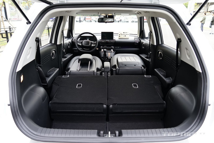 Thứ hai là động cơ tăng áp, dung tích 1.0L với công suất tối đa 99 mã lực và mô-men xoắn cực đại 172 Nm. Lượng xăng tiêu thụ trung bình của động cơ này là 12,8 km/lít (khoảng 7,8 lít/100 km). Cả hai động cơ đều kết hợp với hệ dẫn động cầu trước và hộp số tự động 4 cấp. Trong đó, động cơ tăng áp chỉ dành riêng cho phiên bản Active. Dự kiến, sau Hàn Quốc, Hyundai Casper 2022 sẽ được bày bán ở một số thị trường khác trên thế giới như Ấn Độ.