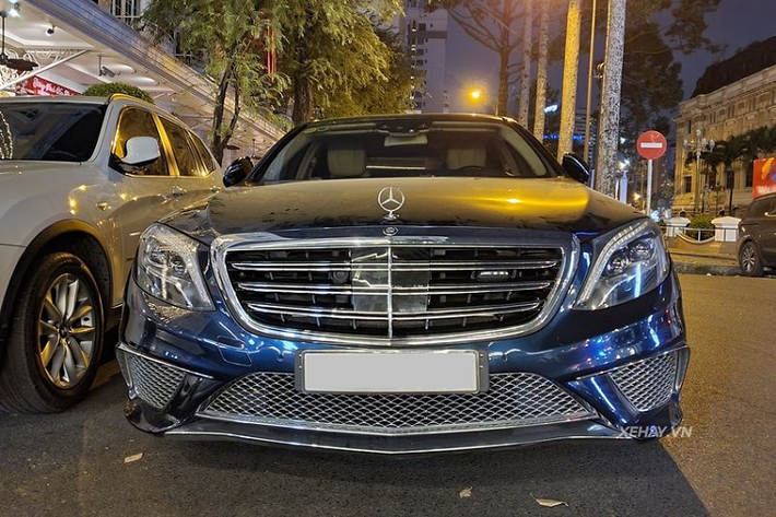 Những chi tiết khác trên Mercedes-AMG S65 vẫn được giữ nguyên, gồm lưới tản nhiệt nan đôi mạ crôm khỏe khoắn kèm logo AMG, cụm đèn chiếu sáng full LED thông minh, các chi tiết phủ crôm sáng bóng và bộ mâm đa chấu 20 inch được làm hoàn toàn từ hợp kim nhôm, kết hợp với hệ thống phanh đĩa hiệu suất cao AMG có cùm phanh sơn bạc.