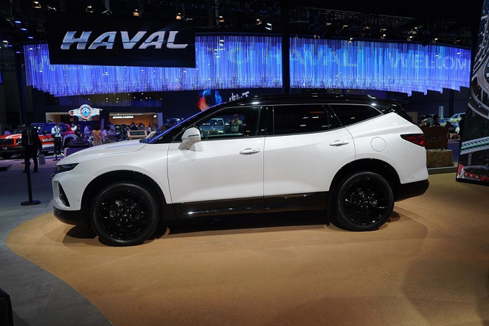 Bước vào bên trong Chevrolet Blazer 48V White Night Edition, khách hàng Trung Quốc sẽ được chào đón bằng không gian nội thất phối 2 màu đen - đỏ thể thao. Những chi tiết như viền cửa gió điều hòa, ghế và chỉ khâu nội thất đều có màu đỏ tương phản.