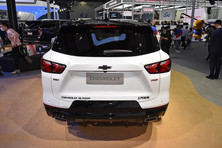 Bên cạnh đó là những trang bị tiện nghi như hệ thống thông tin giải trí MyLink+, hỗ trợ Apple CarPlay/Android Auto, Baidu CarLife, Bluetooth, ra lệnh bằng giọng nói và tính năng cập nhật phần mềm từ xa qua WiFi. Hệ thống âm thanh Bose và camera 360 độ với độ phân giải cao cũng có mặt trên mẫu SUV 7 chỗ này.