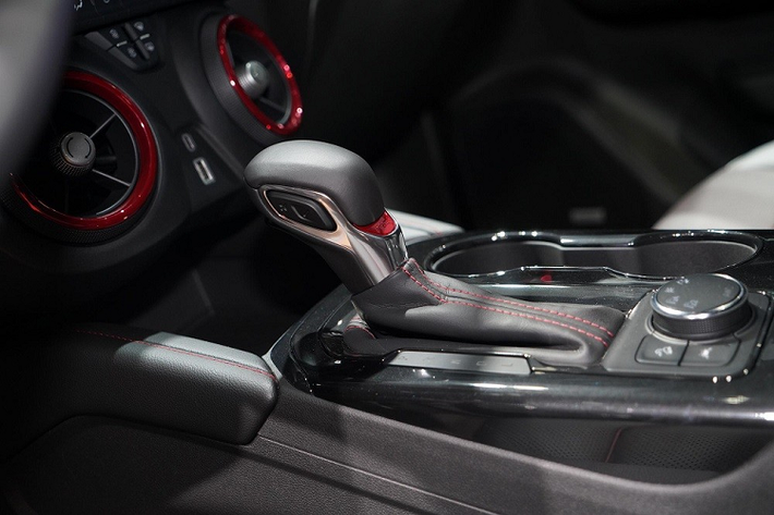 Được gọi bằng cái tên Chevrolet Blazer 48V White Night Edition, phiên bản đặc biệt mới của Chevrolet Blazer ra đời dựa trên bản cao cấp nhất là Blazer 650T RS Twin-Clutch AWD 7 chỗ. Sở dĩ phiên bản đặc biệt này có cụm "48V" trong tên gọi vì xe sử dụng hệ truyền động mild hybrid 48V.