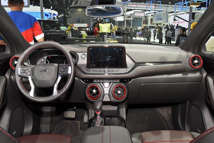 Động cơ kể trên có sự hỗ trợ của hệ thống mild hybrid 48V với 6 chế độ hoạt động là Auto Start, E-boost, Smart Charge, Brake Energy Regeneration, E-idle và Smart Stop. Hệ thống này hứa hẹn mang đến trải nghiệm lái linh hoạt, mượt mà hơn và giúp động cơ tiết kiệm xăng hơn. Theo hãng Chevrolet, Blazer 48V White Night Edition tiêu thụ lượng xăng trung bình là 7,1 lít/100 km.