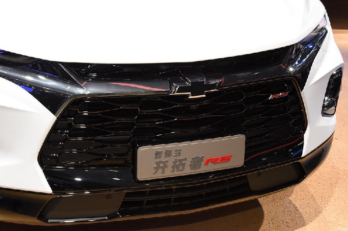 Cụ thể, "trái tim" của Chevrolet Blazer 48V White Night Edition mới là động cơ xăng Ecotec 4 xi-lanh, tăng áp, dung tích 2.0L, sản sinh công suất tối đa 237 mã lực tại tua máy 5.600 vòng/phút và mô-men xoắn cực đại 350 Nm tại dải tua máy 1.500 - 4.000 vòng/phút. Động cơ đồng hành cùng hộp số tự động Hydra-Matic 9 cấp và hệ dẫn động 4 bánh. Nhờ đó, xe có thể tăng tốc từ 0-100 km/h trong 8,4 giây và đạt vận tốc tối đa 210 km/h.