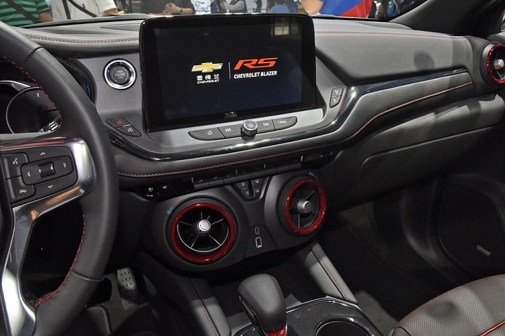 Ngoài hệ truyền động tiết kiệm nhiên liệu, Chevrolet Blazer 48V White Night Edition còn được thiết kế với cảm hứng từ mẫu xe concept FNR-CarryAll từng ra mắt năm 2018. Do đó, phiên bản đặc biệt của Chevrolet Blazer mang trên mình thiết kế "cơ bắp", chịu ảnh hưởng từ mẫu xe thể thao Camaro.