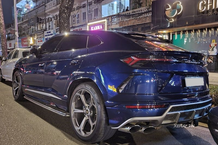 Chưa hết, Lamborghini Urus cũng sở hữu một hệ dẫn động bốn bánh hoàn toàn mới. Hệ dẫn động bốn bánh toàn thời gian của Urus có tích hợp vi sai trung tâm hạn chế trượt (LSD) và vi sai cầu sau có khả năng điều hướng mô-men xoắn riêng biệt cho bánh sau bên trái và bên phải. Ở trạng thái bình thường, tỷ lệ phân phối mô-men xoắn là 40/60 trước/sau nhưng trong một số tình huống vận hành nhất định, mô men xoắn có thể chia tối đa 70% cho bánh trước hoặc tối đa 87% cho bánh sau.