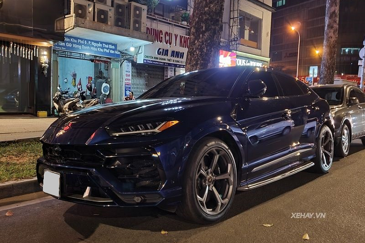 Bên cạnh ngoại hình ấn tượng, Lamborghini Urus còn gây chú ý vì là mẫu SUV nhanh nhất thế giới với trang bị động cơ xăng Biturbo V8 4.0L, cho ra công suất 641 mã lực và 850Nm mô-men xoắn cực đại, cho phép siêu SUV chỉ mất 3,6 giây để tăng tốc từ 0 - 100 km/h, 0-200 km/h trong 12,8 giây và đạt tốc độ tối đa 305 km/h, hơn Bentley Bentayga đúng 4 km/h.
