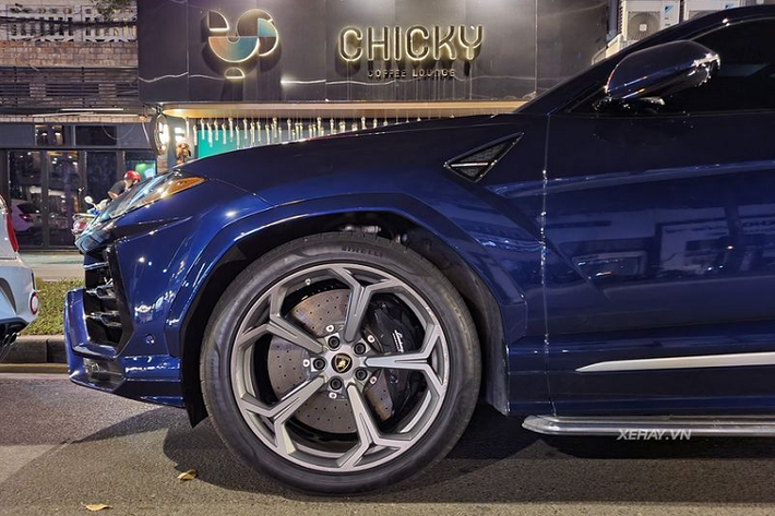 Khả năng phanh của Urus cũng ấn tượng không kém: xe chỉ cần 33,7 mét để giảm tốc từ 100 km/h về vị trí đứng yên (với lốp Pirelli P Zero được phát triển riêng cho Urus). Để đạt được điều đó, Lamborghini Urus sở hữu bộ phanh gốm các-bon “khủng” nhất từ trước đến nay với cấu hình: đĩa phanh trước kích thước 440 mm, cùm phanh 10 xy-lanh thủy lực, đĩa phanh sau 370 mm x 30 mm, cùm phanh 6 xy-lanh thủy lực.