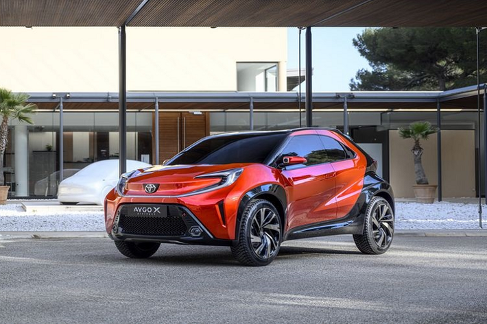 Bản concept Aygo X Prologue sở hữu thân xe cơ bắp, vòm bánh loe rộng và đường bao mái dốc. Bên cạnh đó, xe có màu sơn ngoại thất đỏ cá tính kết hợp cùng các chi tiết màu đen tương phản đầy hầm hố.