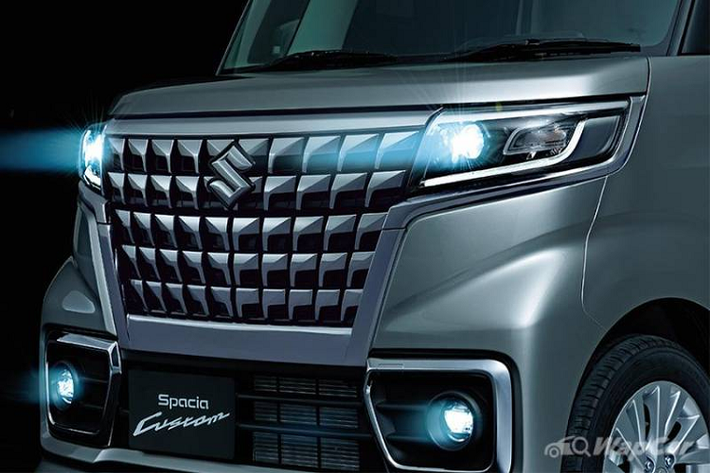 Vốn được phát triển độc quyền dành cho thị trường quê nhà nên Suzuki Spacia Custom trở nên đặc biệt linh hoạt và phù hợp với những con phố chật hẹp tại Nhật Bản. Cũng vì thế mà Spacia Custom lại được đông đảo khách hàng đón nhận nhờ kiểu dáng nhỏ gọn, trang bị “đủ dùng” và tính thực tiễn cao.