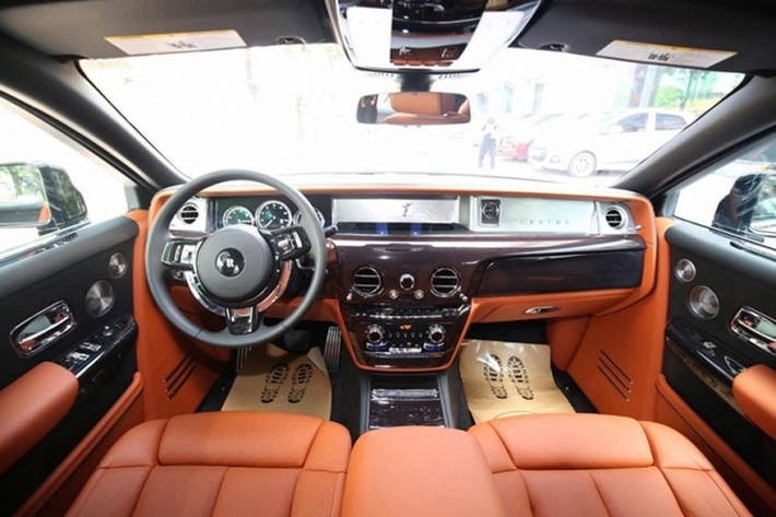 Đối với bên trong, chiếc Rolls-Royce Phantom EWB này có nội thất bọc da màu nâu cao cấp, nhiều chi tiết ốp gỗ sang trọng và 2 ghế sau hạng thương gia vô cùng tiện nghi. Vì là bản EWB nên khoang sau của xe càng rộng rãi và thoải mái hơn nữa so với Phantom VIII tiêu chuẩn.