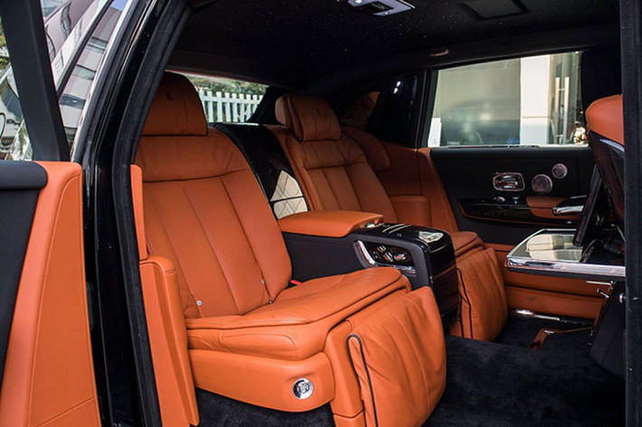 Ghế ngồi của xe cũng đầy đủ các chức năng như sưởi ấm, làm mát, massage,... Trong khi đó, hàng ghế phía sau dành cho ông chủ với khả năng ngả, trượt hoàn toàn bằng điện. Khu vực này, hãng xe Anh quốc còn tích hợp tủ lạnh mini, khu vực để ly cùng nhiều tiện ích giải trí mới nhất.