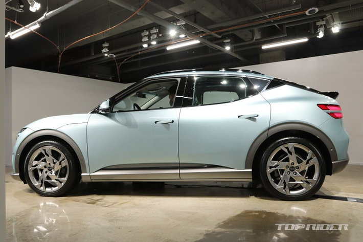 Tại thị trường Hàn Quốc, Genesis GV60 2022 hạng sang được chia thành 3 phiên bản, bao gồm Standard RWD, Standard AWD và Performance AWD. Giá bán tương ứng của 3 phiên bản này là 59,9 triệu Won (1,19 tỷ đồng), 64,59 triệu Won (1,29 tỷ đồng) và 69,75 triệu Won (1,39 tỷ đồng), chỉ ngang ngửa VinFast LUX A2.0 tại Việt Nam.