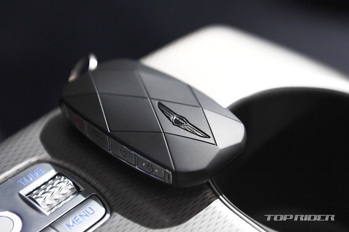 Cao cấp nhất là bản Performance AWD với 2 mô-tơ điện có công suất tổng cộng 429 mã lực và mô-men xoắn cực đại 605 Nm. So với 2 bản còn lại nó có điểm nhấn là tính năng Boost Mode, giúp xe tạm thời tăng công suất tối đa lên 483 mã lực và mô-men xoắn cực đại 700 Nm trong thời gian 10 giây. Nhờ tính năng này, xe có thể tăng tốc từ 0-100 km/h trong thời gian 4 giây. Trong khi đó, hệ dẫn động AWD của bản trang bị này có tính năng Disconnector Actuator System (DAS) giúp người lái thoải mái đổi hệ dẫn động AWD thành RWD và ngược lại.