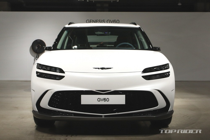 Được áp dụng ngôn ngữ thiết kế Dynamic Elegance, Genesis GV60 2022 chạy điện mang trên mình kiểu dáng SUV lai Coupe mượt mà. Trên đầu xe, mẫu SUV này được trang bị cụm đèn pha "Quad Lamps" với 4 dải LED nằm ngang đặc trưng của thương hiệu Genesis. Trong mỗi dải đèn có tổng cộng 5 bóng đèn, trong đó 6 bóng ngoài ở mỗi bên đóng vai trò là dải đèn LED định vị ban ngày và đèn báo rẽ. 4 bóng phía trong ở mỗi bên là đèn pha chính.
