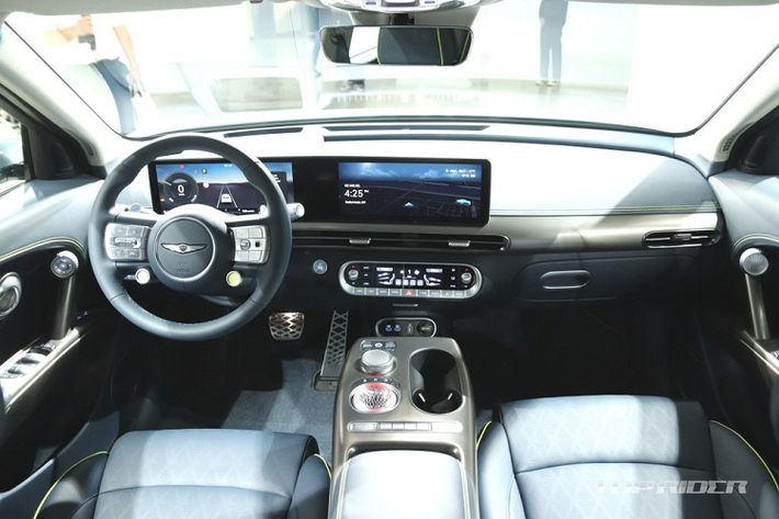 Nhờ chiều dài cơ sở lớn nên mẫu xe Hàn Quốc này đi kèm không gian nội thất 5 chỗ rộng rãi. Bước vào bên trong xe, người lái sẽ được chào đón bằng màn hình cỡ lớn trên mặt táp-lô, kết hợp giữa bảng đồng hồ kỹ thuật số và màn hình thông tin giải trí. Bên cạnh đó là 2 màn hình nằm ở 2 góc, gần cột A, để hiển thị hình ảnh do camera kỹ thuật số bên ngoài thu được.