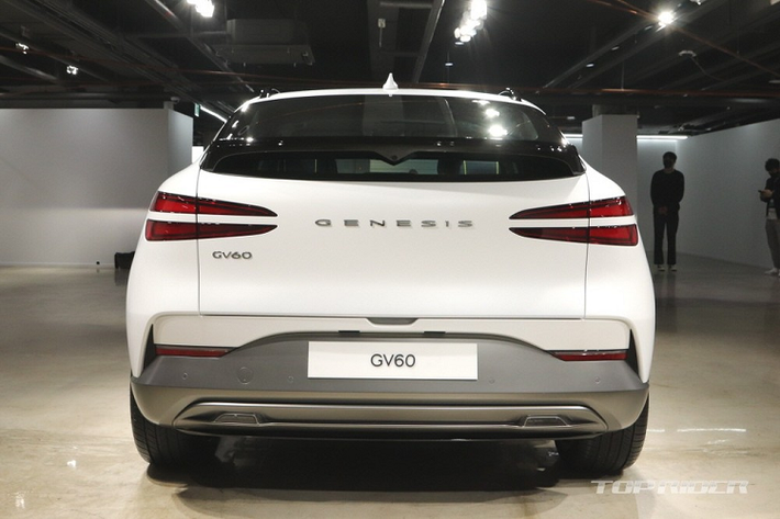 Tương tự trên đầu xe, phía sau Genesis GV60 2022 cũng có đèn hậu LED với 4 dải đèn nằm ngang. Bên cạnh đó là cánh gió cố định ở kính sau, tích hợp đèn phanh, và 2 đầu ống xả giả dưới cản va.