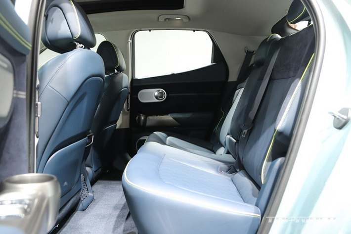 Những điểm nhấn khác bên trong xe bao gồm hệ thống âm thanh Bang & Olufsen 17 loa, hàng ghế sau đủ chỗ cho người cao 1,8 m ngồi thoải mái, sạc điện thoại thông minh không dây, màn hình hiển thị thông tin kính lái, công nghệ cách âm chủ động ANC-R và công nghệ cập nhật phần mềm qua WiFi.