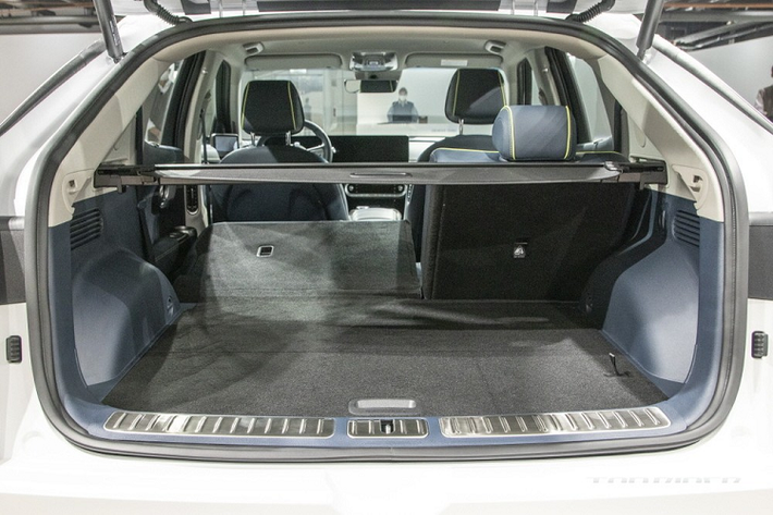 Tùy vào phiên bản, Genesis GV60 2022 sẽ dùng mô-tơ điện khác nhau. Trong đó, bản Standard RWD tiêu chuẩn được trang bị mô-tơ điện mạnh 225 mã lực và mô-men xoắn cực đại 350 Nm. Mạnh hơn là bản Standard AWD với 2 mô-tơ điện và hệ dẫn động 4 bánh toàn thời gian. Mô-tơ điện trên cầu sau tạo ra công suất tối đa 215 mã lực trong khi con số tương ứng của mô-tơ trên cầu trước là 99 mã lực. Tổng cộng, bản Standard AWD có công suất 314 mã lực và mô-men xoắn cực đại 605 Nm.