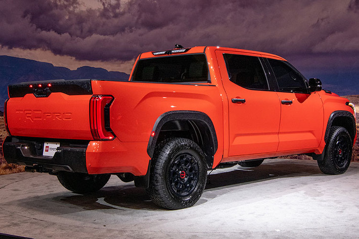 Bên cạnh những phiên bản tiêu chuẩn, Toyota cũng rất biết “chiều lòng” khách hàng khi cho phép người mua có thể “thiết kế” xe với các tuỳ chọn, gói nâng cấp và phụ kiện theo sở thích thông qua trang web chính thức của hãng.