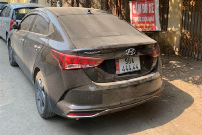 Chiếc Hyundai Accent biển khủng này thuộc bản AT cao cấp nhất, đang được phân phối với giá 542 triệu đồng và được hưởng 50% phí trước bạ từ chính phủ, tổng chi phí để xe lăn bánh là khoảng 580 triệu đồng.