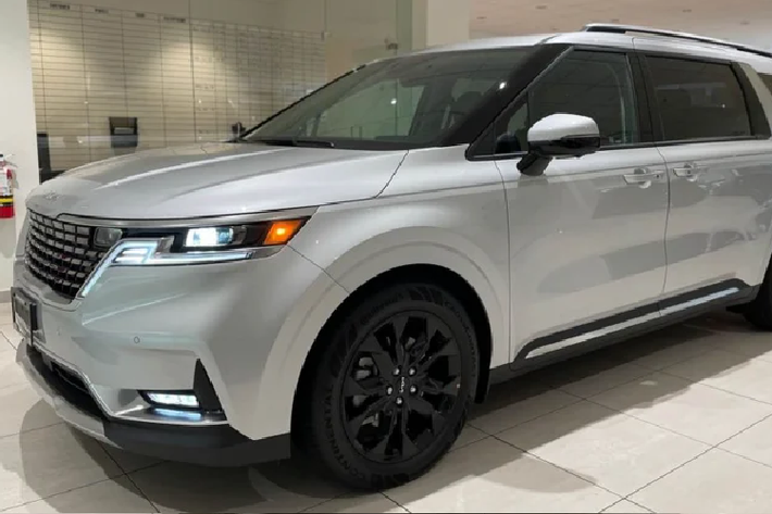 Làm so sánh, ở thị trường Thái Lan, Kia Sedona 2021 thế hệ mới, bản máy dầu 2.2L nhập Hàn có giá bán từ 1,63 – 1,87 tỷ đồng. Chính vì thế, Kia Việt Nam lắp ráp dòng Kia Sedona 2022 thế hệ mới trong nước sẽ giúp dòng MPV cỡ lớn này có lợi thế về giá bán dễ tiếp cận, bên cạnh nhiều trang bị “đồ chơi” hấp dẫn.