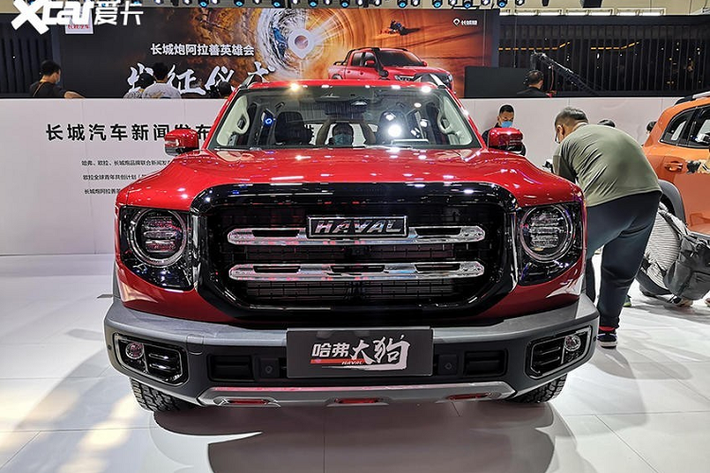 Không chỉ đổi tên, Haval Dargo 2022 còn có thiết kế khác biệt so với Big Dog. Điều này được thể hiện rất rõ qua thiết kế ở phần đầu xe. Tại đây, chúng ta sẽ bắt gặp lưới tản nhiệt hình thang thay vì hình chữ nhật như Haval Big Dog bán ở Trung Quốc. Các nan nằm ngang bên trong lưới tản nhiệt và viền bên ngoài đều được sơn màu nhám.