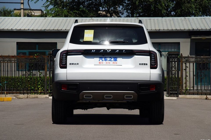 Tương tự như vậy, đèn sương mù trước của Haval Dargo 2022 cũng không khác gì Big Dog. Trong khi đó, tấm ốp gầm màu bạc bên dưới cản trước đã bị loại bỏ khỏi Haval Dargo. Ở bên sườn, Haval Dargo 2022 được trang bị ốp cua lốp bắn đinh "lộ thiên" tạo cảm giác thể thao và hầm hố hơn so với Big Dog ở Trung Quốc.