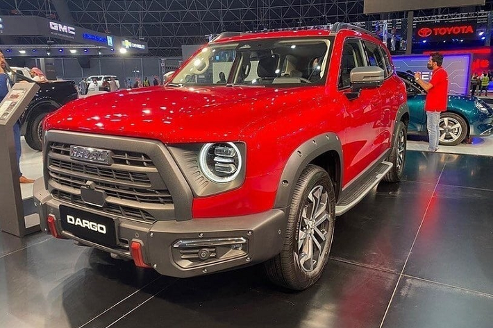 Bước vào bên trong Haval Dargo 2022, các đại gia dầu mỏ sẽ thấy không gian nội thất giống với Big Dog bán tại Trung Quốc. Xe cũng có bảng đồng hồ kỹ thuật số với màn hình LCD 10,25 inch, màn hình thông tin giải trí dạng cảm ứng 12,3 inch, vô lăng tích hợp phím chức năng và núm xoay chuyển số. Mặt táp-lô bên ghế phụ lái sẽ đi kèm tay nắm khá lớn theo phong cách của những mẫu xe việt dã Mỹ.