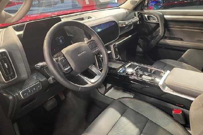 Ngay cả bộ vành la-zăng của mẫu SUV này cũng được thay đổi thiết kế khi đến thị trường Trung Đông. Phía sau Haval Dargo 2022 là thiết kế gần như giống hệt với Big Dog, trừ đèn phản quang và cản sau.