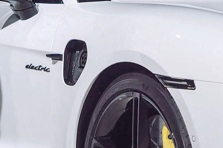 Porsche Taycan sở hữu cụm đèn hậu với duy nhất một dải LED kéo dài xuyên suốt phần đuôi xe. Ngoài ra, cụm đèn chiếu sáng trung tâm ở phía trước cũng nổi bật hơn cả với đèn định vị LED 4 điểm đặc trưng của Porsche được làm nổi khối kiểu 3D, kết hợp với một tinh cầu projector đặt chính giữa làm đèn chiếu sáng chính.