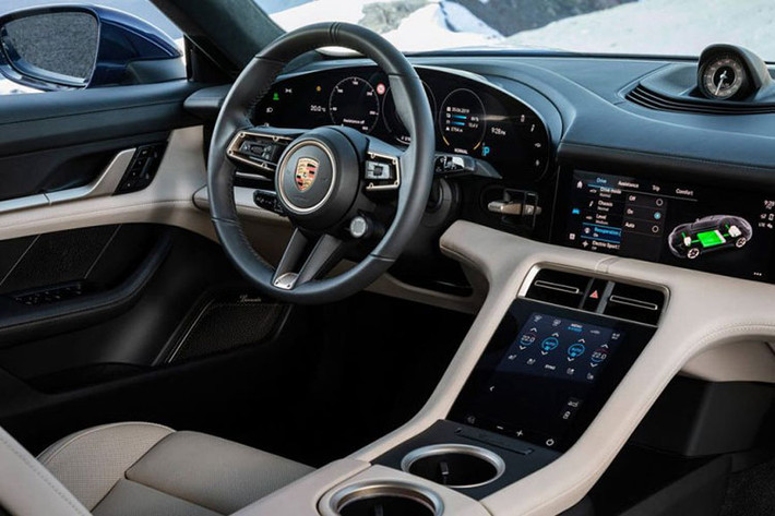 Bên trong khoang cabin, có thể thấy nội thất của Taycan tràn đầy công nghệ khi có đến 4 màn hình, nổi bật với màn hình giải trí cho ghế phụ. Ghế lái với màn hình cong 16,8 inch kiểu dáng tròn trịa, thiết kế đặc trưng Porsche. Màn hình này dùng kính thật, bộ lọc phân cực, chống lóa. Đồng hồ thiết lập 4 chế độ gồm Classic, Map, Full Map và Pure...